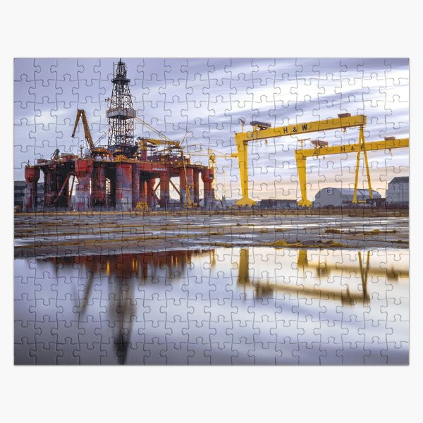 Artikel-Vorschau von Harland und Wolff mit Bohrinsel, designt und verkauft von cmphotographs.