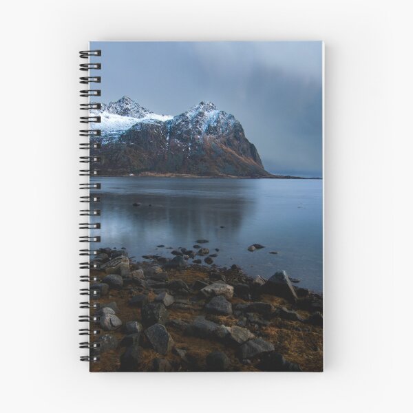 Artikelvorschau, Lofoten Islands Coastline entworfen und verkauft von nbrandsberg.