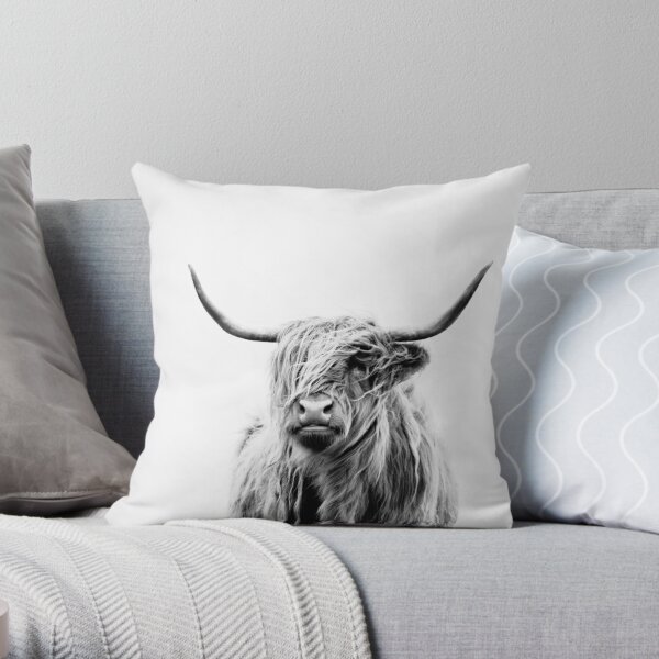 portrait of a highland cow Throw Pillow