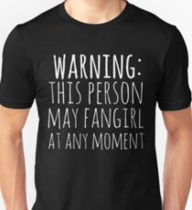 Camiseta ajustada advertencia: esta persona puede fangirl en cualquier momento (blanco)