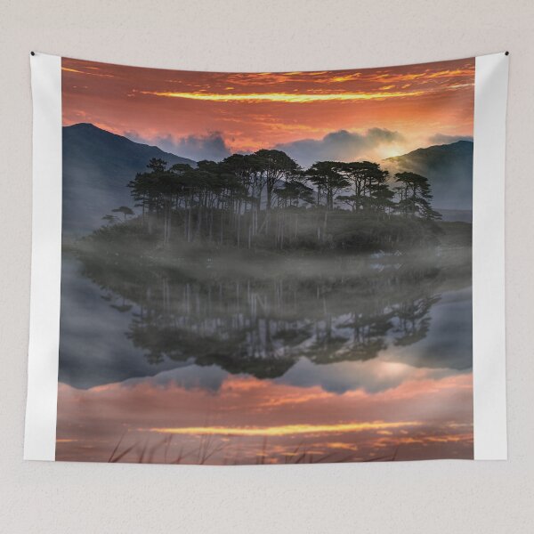 Aperçu de l'œuvre Lever du soleil à Pine Tree Island et Lough Derryclare, Connemara créée et vendue par rogerstanger.