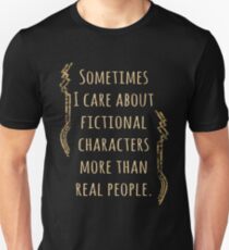 Camiseta ajustada a veces me importan los personajes de ficción más que personas reales
