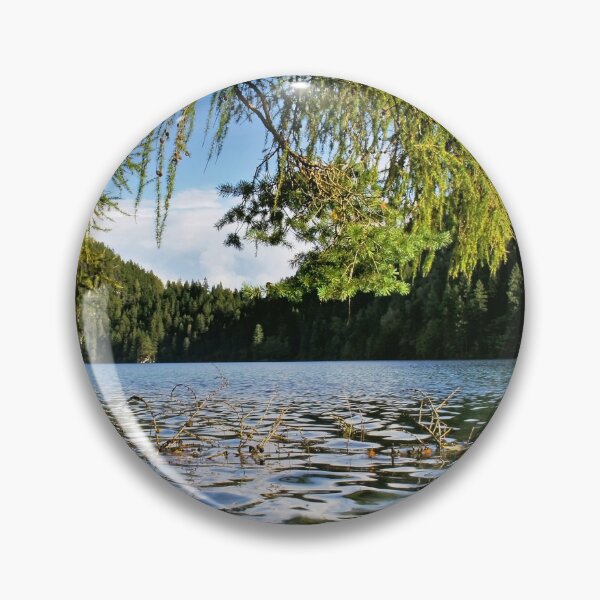 Artikelvorschau, Panorama lake with pine tree and forest hills on sunny day.  entworfen und verkauft von annamiss.
