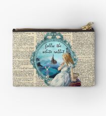 Folgen Sie der Seite White Rabbit - Vintage Dictionary Studio Clutch
