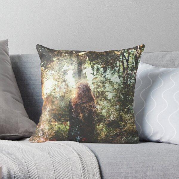 Des Contrées Verdoyantes Throw Pillow