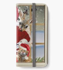 Vinilo o funda para iPhone Santa sostiene al gatito mientras Rudolf mira por encima de su hombro