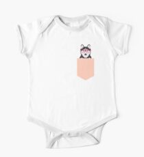 Kamri - Sibirischer Husky mit rosa Hipster-Gläsern, niedlicher Retro Hund, Hund, Schlittenhund mit Gläsern, lustiger Hund Kurzärmeliger Einteiler