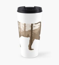 Taza de viaje Un lobo con montañas y árboles