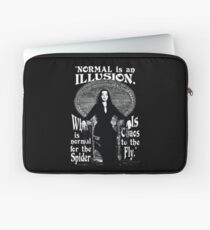 Morticia Addams- "Normal est une illusion ..." Housse de laptop