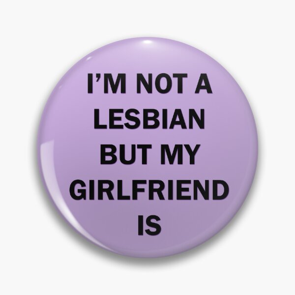 Artikelvorschau, VINTAGE PRIDE PIN - ICH BIN KEINE LESBE, ABER MEINE FREUNDIN entworfen und verkauft von seren0.