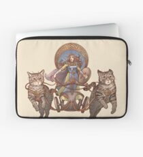 Funda para portátil Freya conduciendo su carro de gato