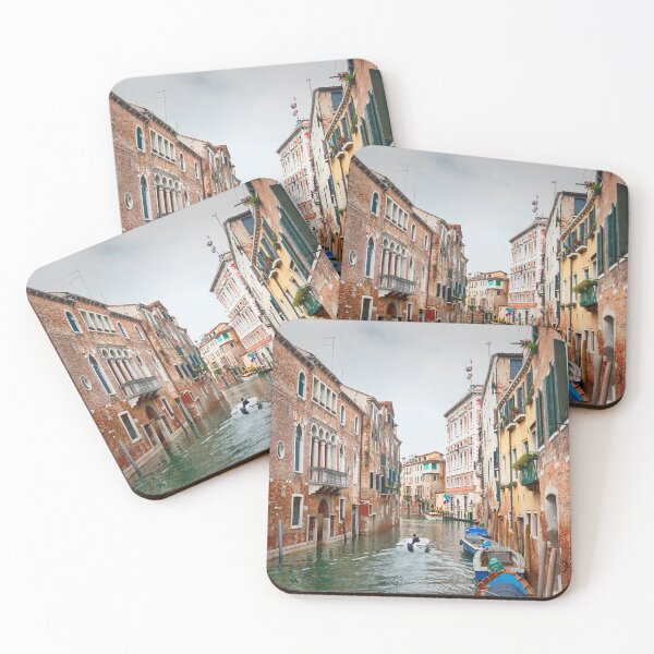 Artikelvorschau, Kanal inmitten der bunten Gebäude gegen Himmel - Venedig - Italien entworfen und verkauft von Yannik Hay.