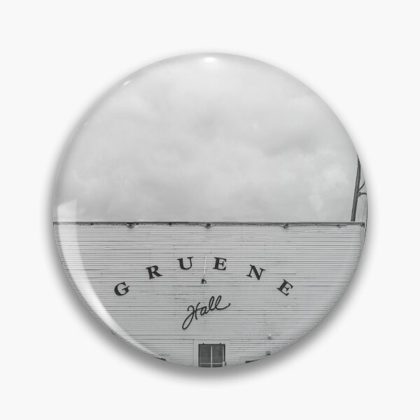 Artikelvorschau, Gruene Hall in Schwarz und Weiß am Veterans Day entworfen und verkauft von Raul Cano.