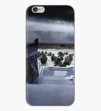 Männer des 16. Infanterieregiments, US 1. Infanteriedivision waten am Morgen des 6. Juni 1944 am Omaha Beach #DDay iPhone-Hülle & Cover
