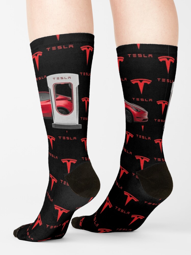 Chaussettes for Sale avec l'œuvre « Chaussettes Tesla Model Y au  Supercharger (Rouge) » de l'artiste EV-Lover