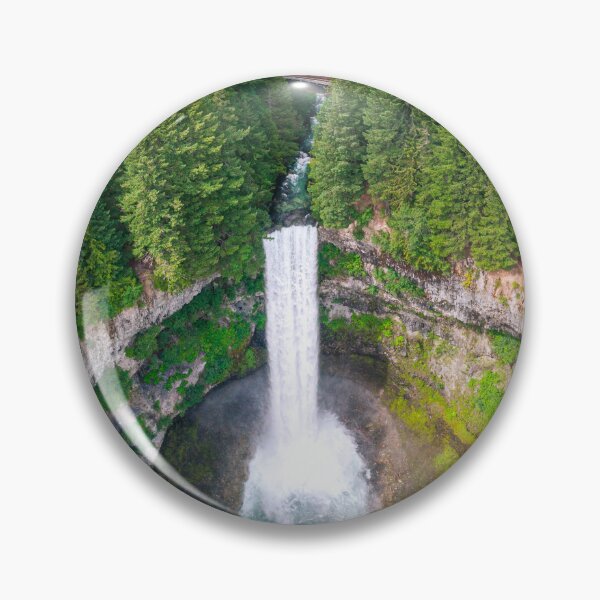 Artikelvorschau, Blick hinunter auf den Wasserfall, der über den Rand des Canyons kaskadiert entworfen und verkauft von Open Range Studios.