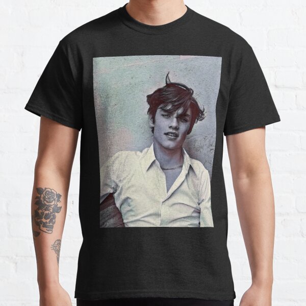 Louis Partridge Taking A Selfie shirt - Trend T Shirt Store Online