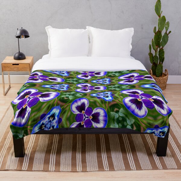 Artikelvorschau, Violettes Blumenmuster entworfen und verkauft von Patternflower.