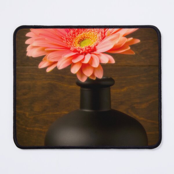 Artikelvorschau, Rosa Gänseblümchen In Der Schwarzen Vase entworfen und verkauft von Garry Gay.