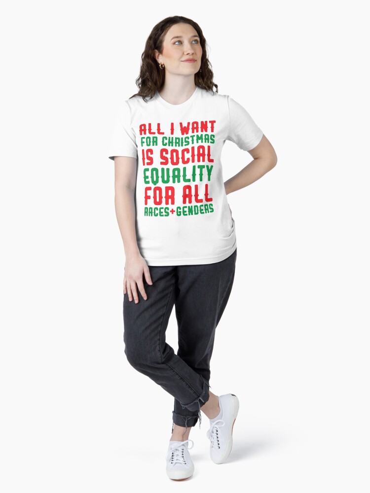 Aperçu 4 sur 7. T-shirt essentiel avec l'œuvre Tout ce que je veux pour Noël créée et vendue par kjanedesigns.