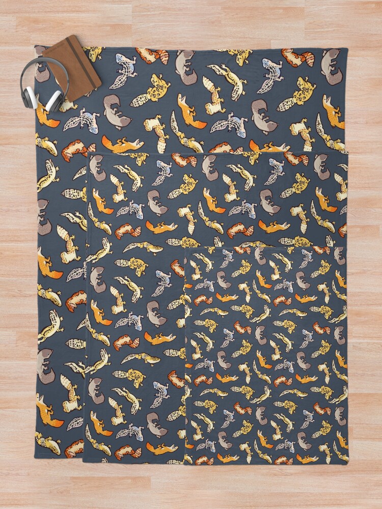 Alternate view of chub geckos in dark grey Throw Blanket
