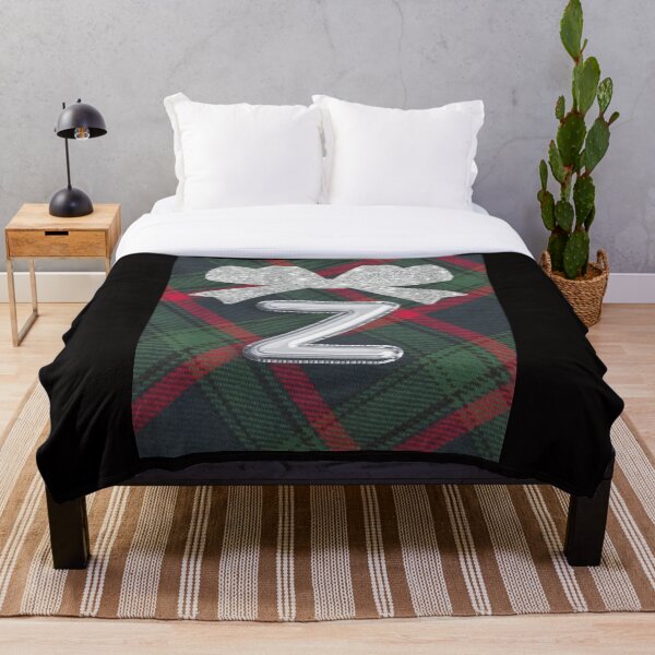 Aperçu de l'œuvre Glorieux plaid rouge et vert avec nœud scintillant et initiale bouffante-Z créée et vendue par SunMoonBeyond.