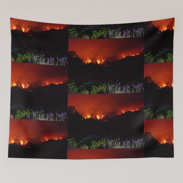 Aperçu de l'œuvre Montagnes en feu créée et vendue par Laurie Allee.