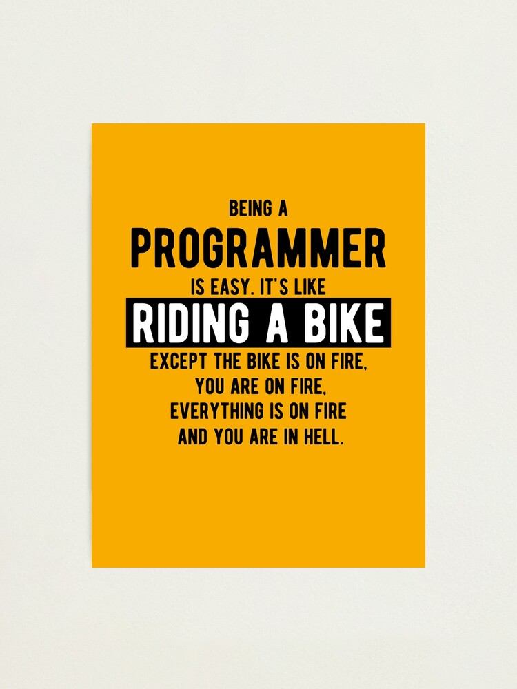 Thumbnail 2 von 3, Fotodruck, Programmierer zu sein ist einfach. Es ist wie Fahrrad fahren - Lustige Programmierwitze - Helle Farbe designt und verkauft von springforce.