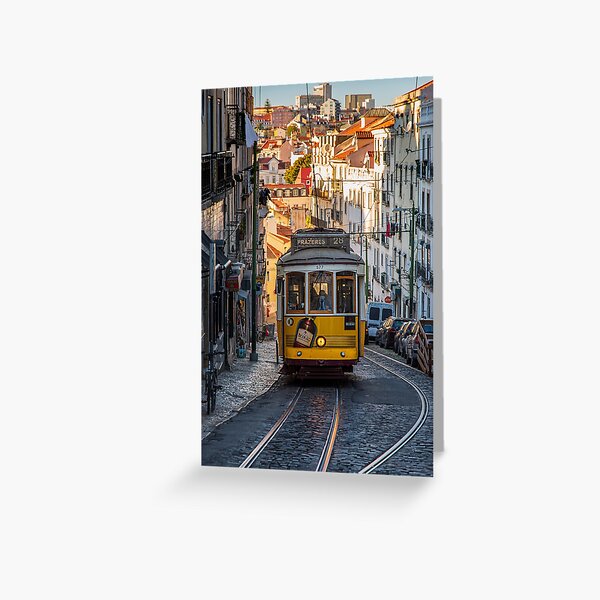 Aperçu de l'œuvre Tramway jaune - Ligne 28 du tramway de Lisbonne - affiche de voyage vintage pour les amateurs de tourisme et de rétro créée et vendue par vabels.