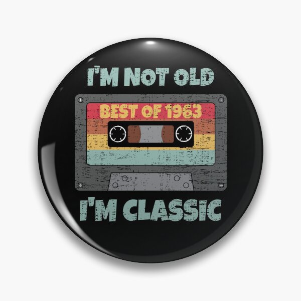 Artikelvorschau, ICH BIN NICHT ALT, ICH BIN KLASSISCH BEST OF 1963 RETRO VINTAGE FUNNY DISTRESSED KASSETTE GEBURTSTAGSGESCHENK entworfen und verkauft von Kipcio.