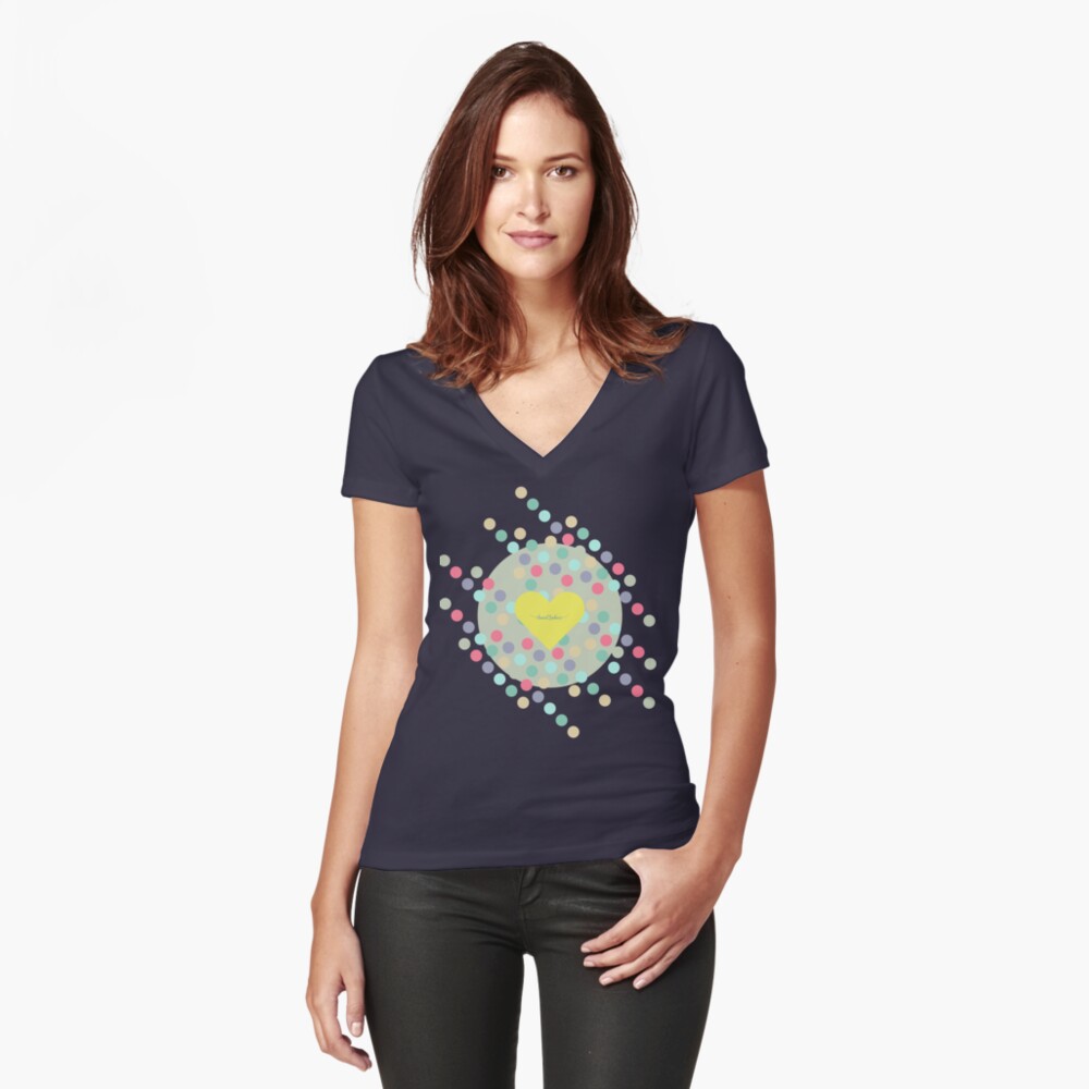 Vista previa del artículo con la obra «Camiseta entallada de cuello en V», diseñado y vendido por AnaidZahori.
