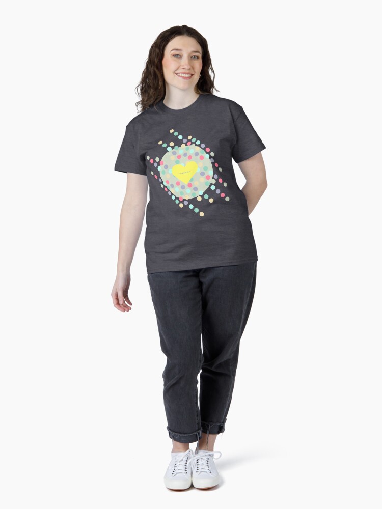 Imagen 4 de 7, Camiseta clásica con la obra Corazón en explosión, diseñada y vendida por AnaidZahori.