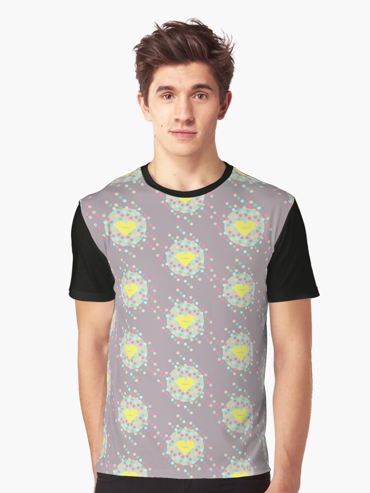 Imagen 1 de 5, Camiseta gráfica con la obra Corazón en explosión, diseñada y vendida por AnaidZahori.