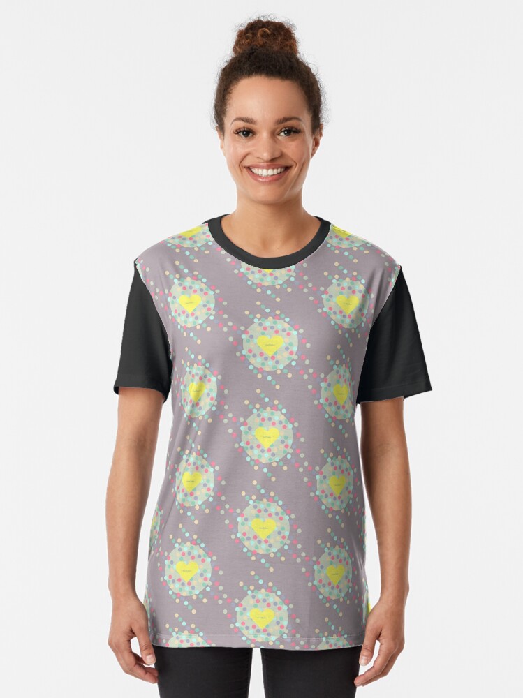 Imagen 2 de 5, Camiseta gráfica con la obra Corazón en explosión, diseñada y vendida por AnaidZahori.