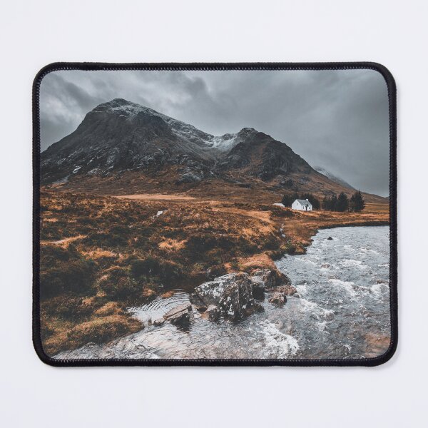 Artikelvorschau, Snowy Skies und das ikonische kleine weiße Haus am Fuße des ikonischen Berges Buachaille Etive Mòr, Glencoe. -Schottisches Hochland. entworfen und verkauft von AB-Imagery.