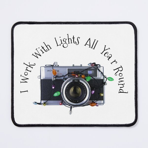 Aperçu de l'œuvre Appareil photo vintage de lumières de Noël - Travaillez avec des lumières toute l'année - Texte noir créée et vendue par DecPhoto.