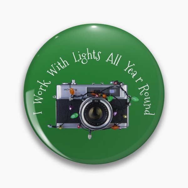 Artikelvorschau, Vintage Kamera mit Weihnachtsbeleuchtung - Arbeiten Sie das ganze Jahr über mit Lichtern - Weißer Text entworfen und verkauft von DecPhoto.