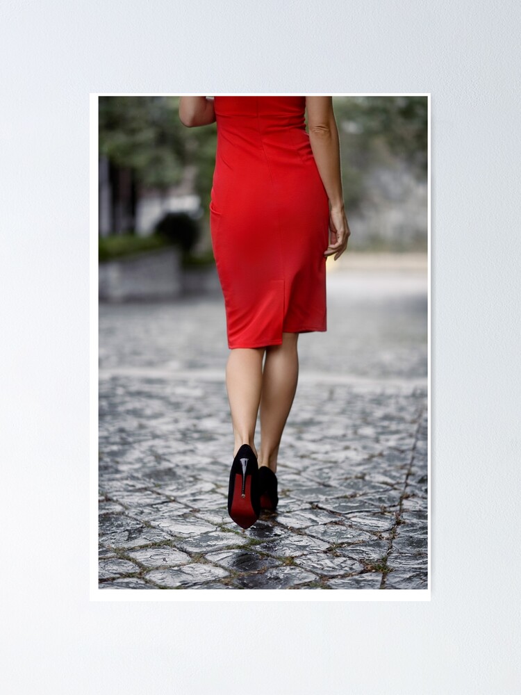 espalda Dinkarville Exagerar Póster «Mujer sexy con vestido rojo y tacones caminando en la calle de la  ciudad foto de arte de la impresión» de AwenArtPrints | Redbubble
