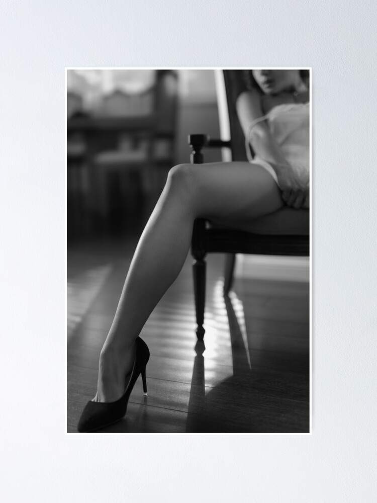 Marinero pluma Triturado Póster «Sexy piernas largas en tacones altos sensual blanco y negro closeup  de mujer en una silla de arte de impresión de fotos» de AwenArtPrints |  Redbubble