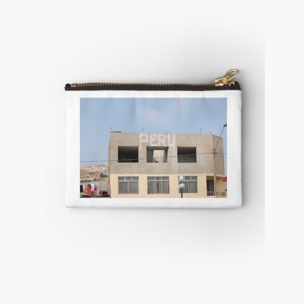 Aperçu de l'œuvre a building named peru créée et vendue par Amanda Huggins.