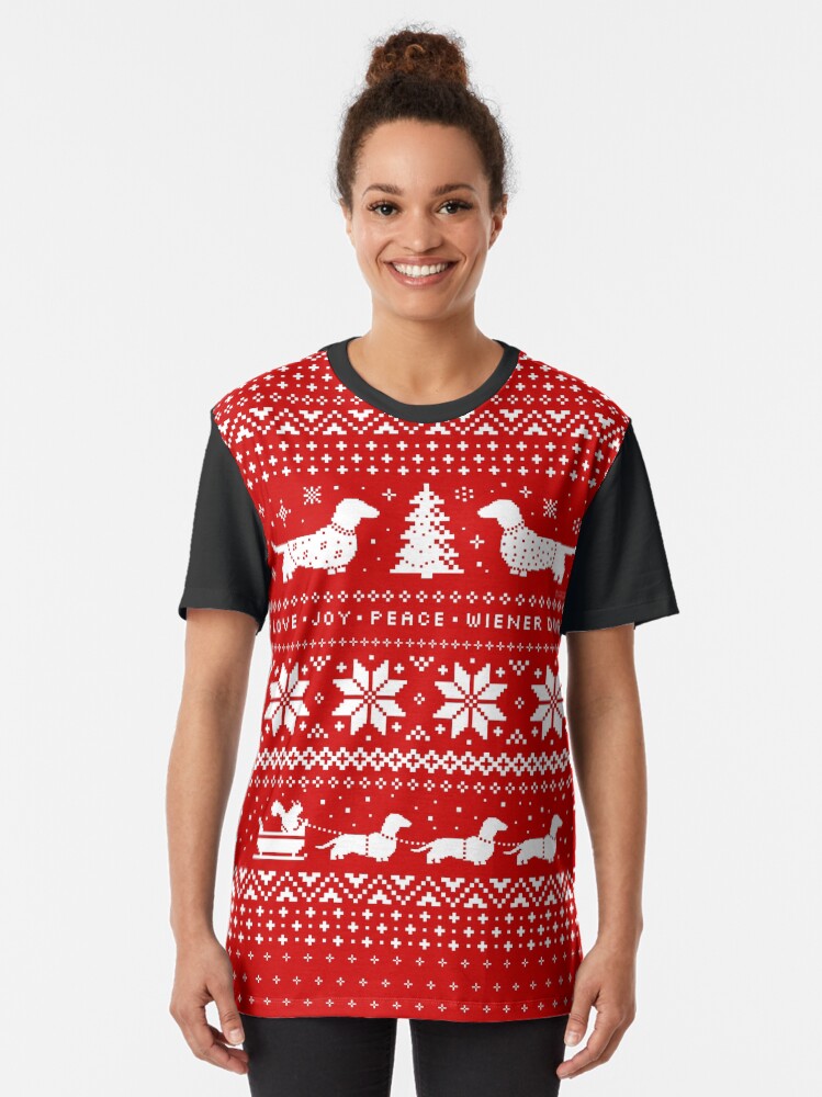 Thumbnail 2 von 5, Grafik T-Shirt, und Hunde, die einen Schlitten mit einem Eichhörnchen ziehen. designt und verkauft von ShortCoffee.