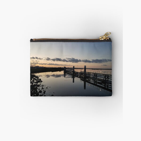 Artikelvorschau, Ein schöner Sonnenuntergang am Ijsselmeerdamm entworfen und verkauft von JuliasArtWorld.