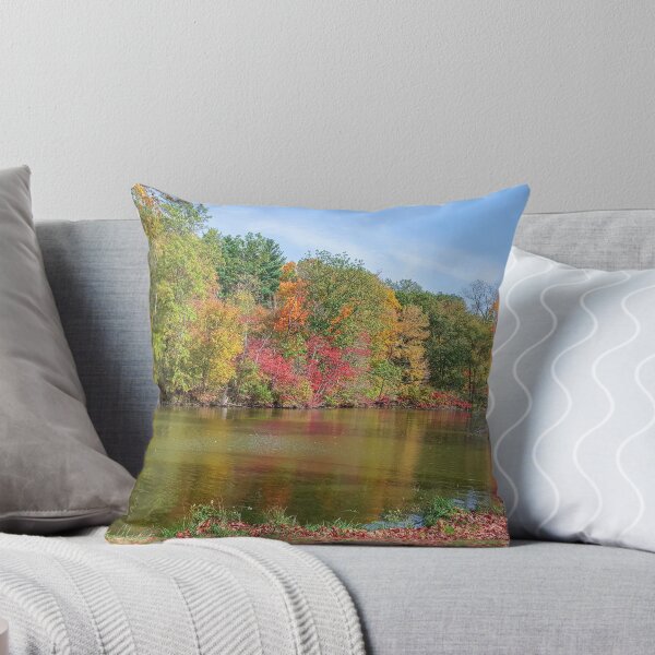 Artikelvorschau, Herbstfarben auf dem See entworfen und verkauft von MaryTimman.