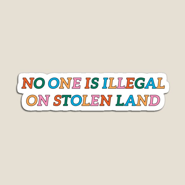 Vista previa del artículo con la obra «Nadie es ilegal en tierra robada», diseñado y vendido por StudioSirenita.