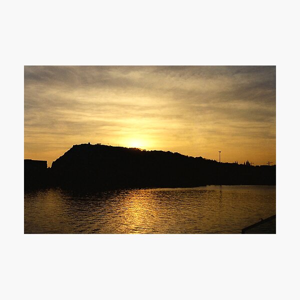 Aperçu de l'œuvre Sunset over Port de Barcelona créée et vendue par Shaina Haynes.