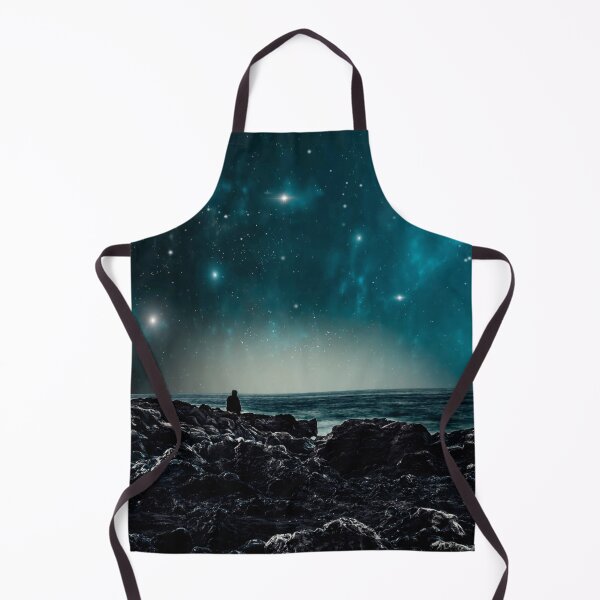 Artikelvorschau, Nachdenklich - Mann am felsigen Strand mit Blick auf das Meer und die Sterne entworfen und verkauft von Dyrk Wyst Redbubble Shop.