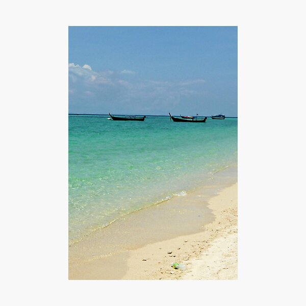 Artikelvorschau, Sandstrand, türkisfarbenes Wasser und Longtail-Boote in Thailand - tropischer Strand entworfen und verkauft von Designbyfia.
