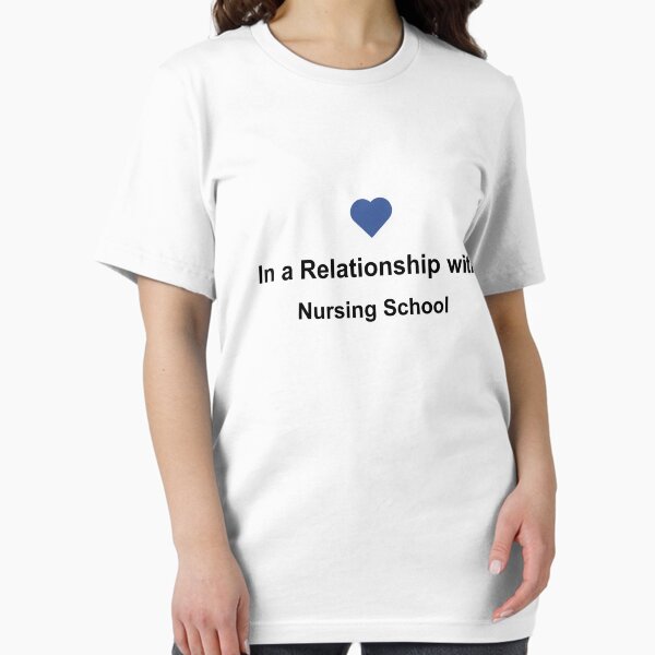 Vista previa del artículo con la obra «En una camisa de relación con la escuela de enfermería - Nurse Student Facebook», diseñado y vendido por NakedShirts.