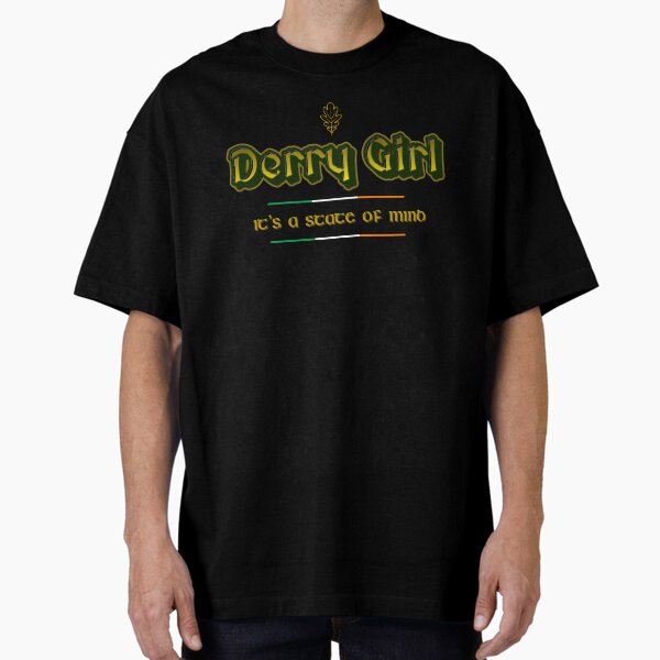 Vista previa del artículo con la obra «Derry Girl, camisetas de fan del programa de televisión Derry Girls, Derry Girl es un estado mental», diseñado y vendido por Urban-Celt.