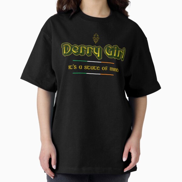 Vista previa del artículo con la obra «Derry Girl, camisetas de fan del programa de televisión Derry Girls, Derry Girl es un estado mental», diseñado y vendido por Urban-Celt.